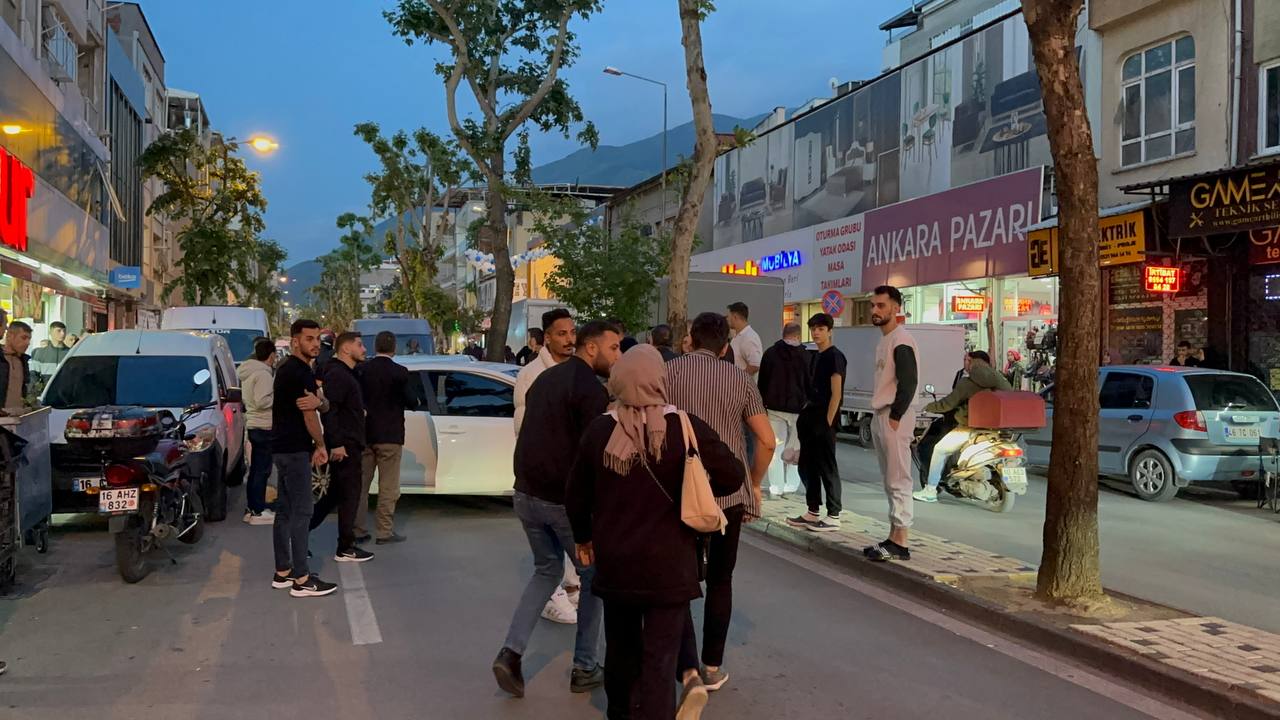Bursa'da Kaza Sonrası Tansiyon Yükseldi, O Anlar Kamerada (2)