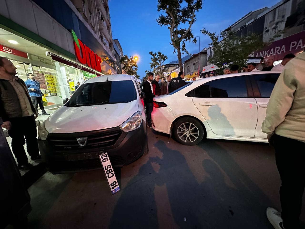 Bursa'da Kaza Sonrası Tansiyon Yükseldi, O Anlar Kamerada (8)