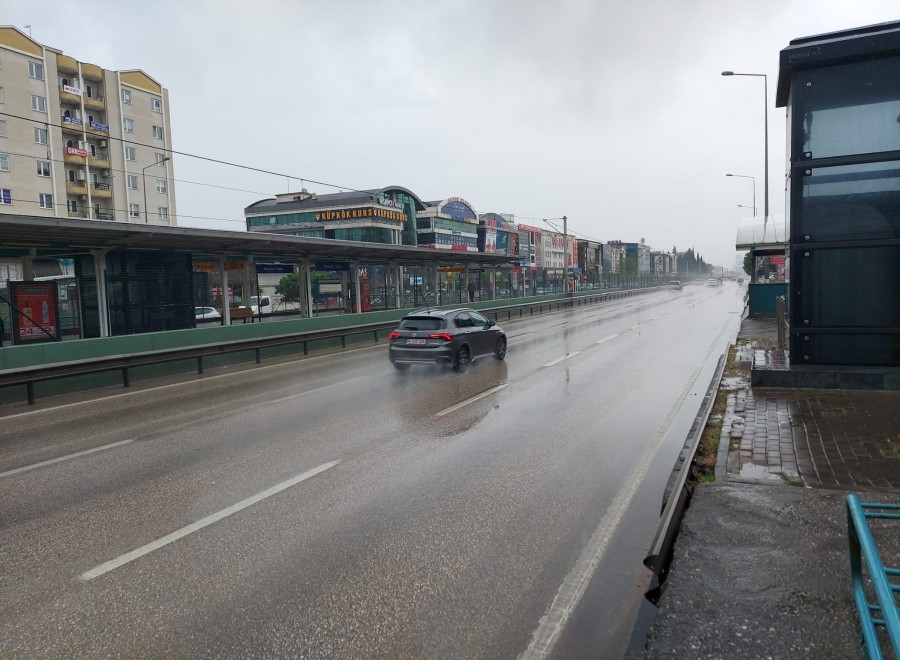 Bursa'da Vatandaşlar Sağanak Yağışa Hazırlıksız Yakalandı (3)