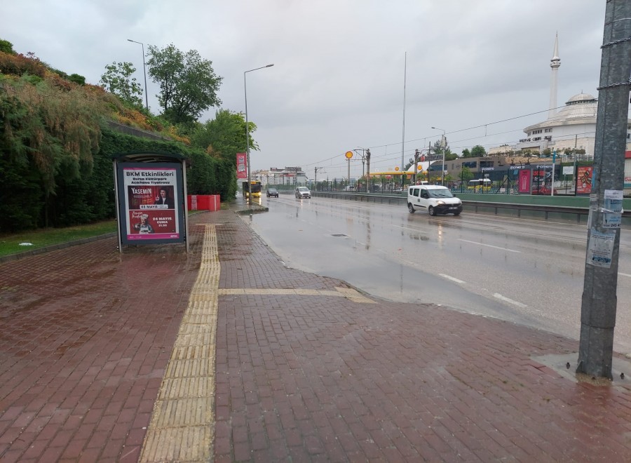 Bursa'da Vatandaşlar Sağanak Yağışa Hazırlıksız Yakalandı (4)