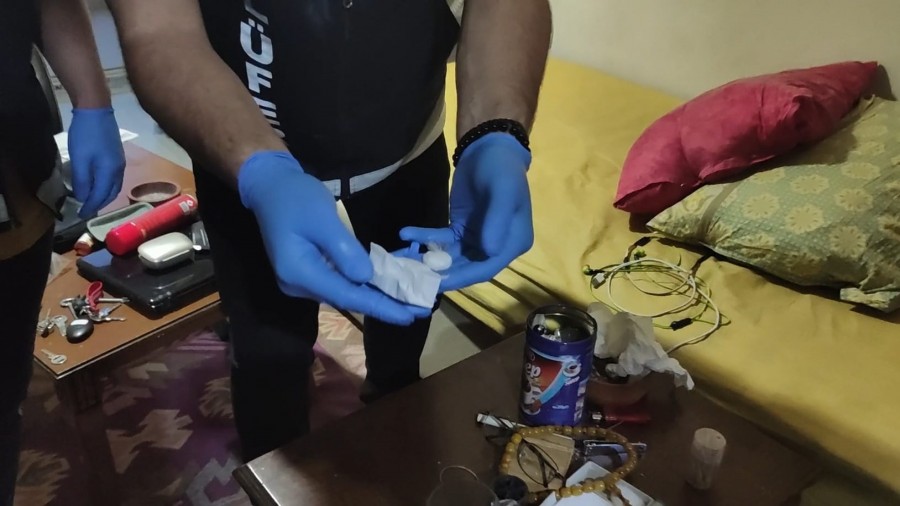 Bursa'da 1 Kilo 300 Gram Metamfetamin Ele Geçirildi, 3 Tutuklama (5)