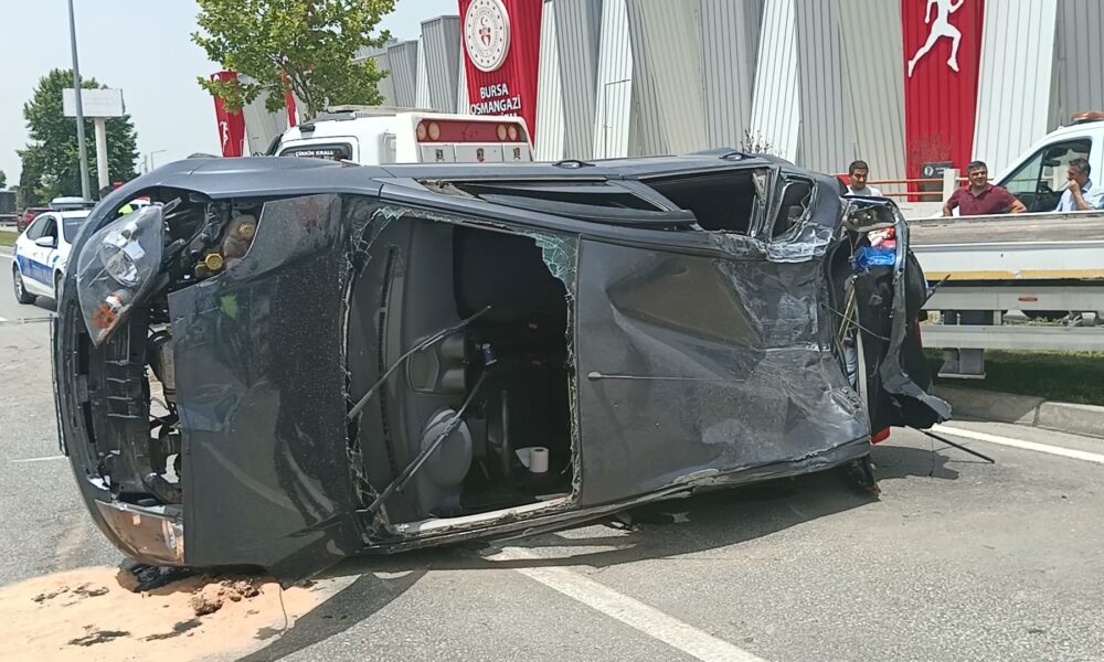 Bursa'da Karşı Şeride Geçen Otomobil Kamyonete Çarptı; Kaza Anı Kamerada (1)