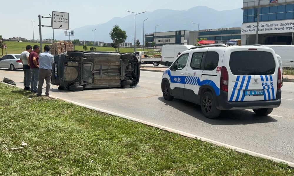 Bursa'da Karşı Şeride Geçen Otomobil Kamyonete Çarptı; Kaza Anı Kamerada (4)