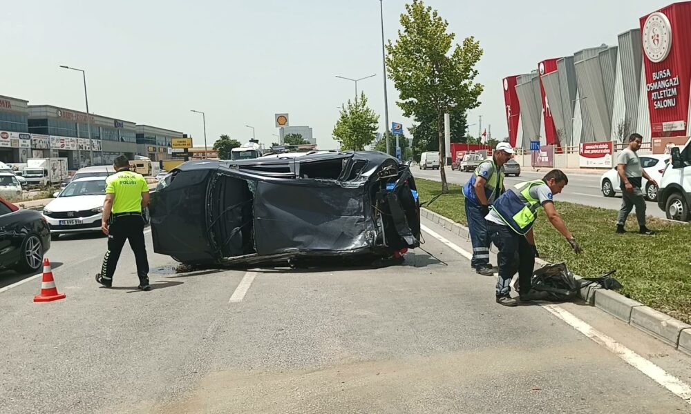 Bursa'da Karşı Şeride Geçen Otomobil Kamyonete Çarptı; Kaza Anı Kamerada (7)