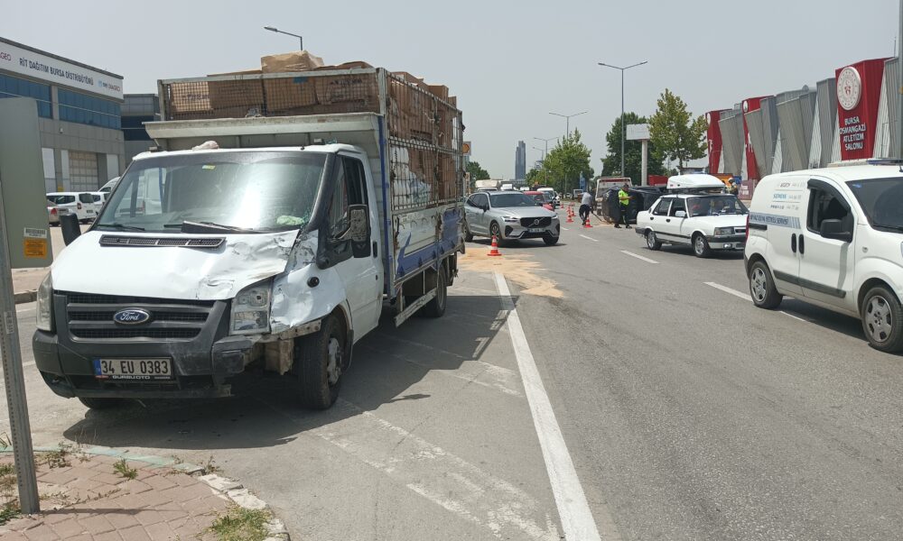 Bursa'da Karşı Şeride Geçen Otomobil Kamyonete Çarptı; Kaza Anı Kamerada (8)