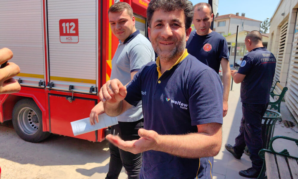 Bursa'da Mobilya Işçisinin Kazara Parmağına Çaktığı Çivi, Hastanede Çıkarıldı (1)