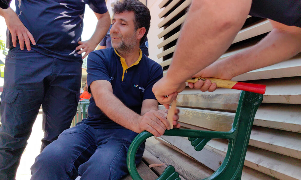 Bursa'da Mobilya Işçisinin Kazara Parmağına Çaktığı Çivi, Hastanede Çıkarıldı (3)