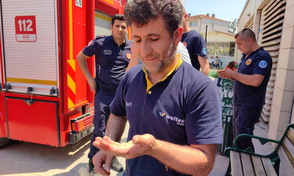 Bursa'da Mobilya Işçisinin Kazara Parmağına Çaktığı Çivi, Hastanede Çıkarıldı (5)