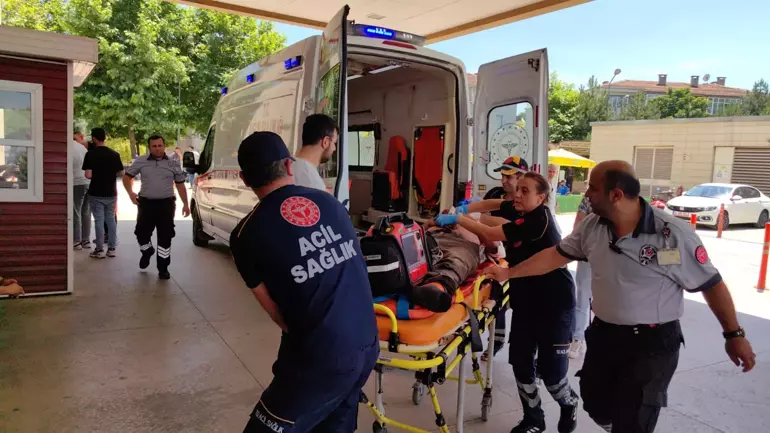 Yenişehir'de Hafif Ticari Araçla Çarpışan Motosikletin Sürücüsü Öldü (1)