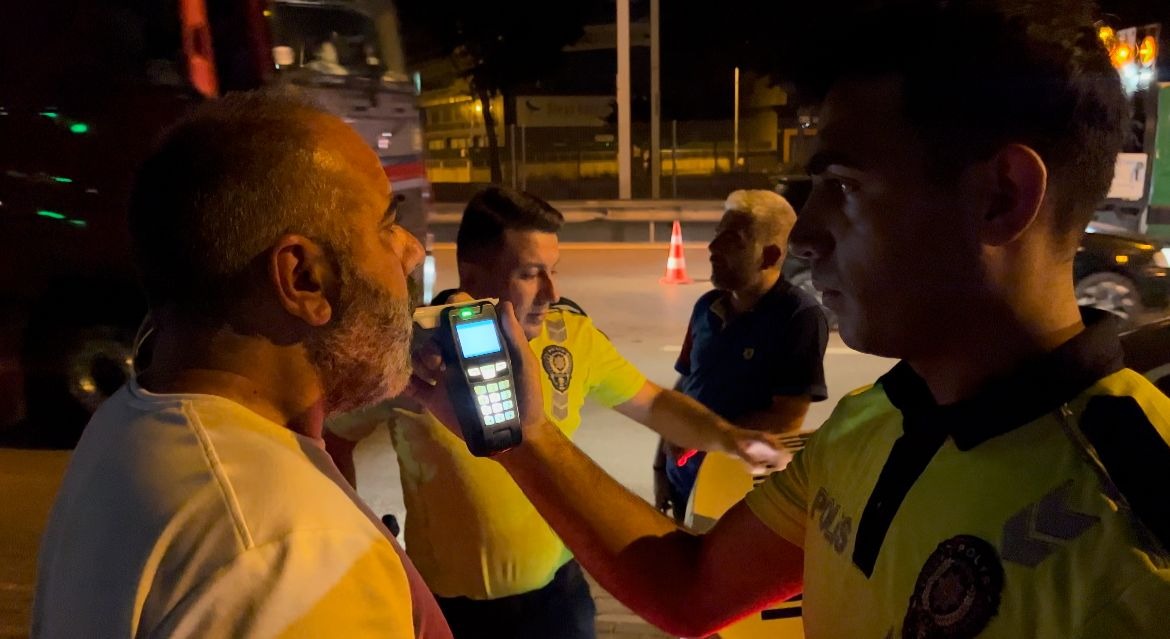 Bursa'da İlginç Kaza Alkollü Sürücü, Arkadaşına Üflettirmek İstedi! (3)