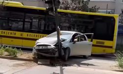 Bursa'da otomobil trafik lambasına çarptı