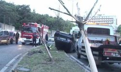 İstanbul'da aydınlatma direği otomobilin üzerine devrildi