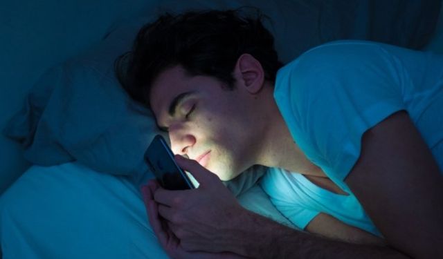 Yatmadan önce telefon kullananlar dikkat!