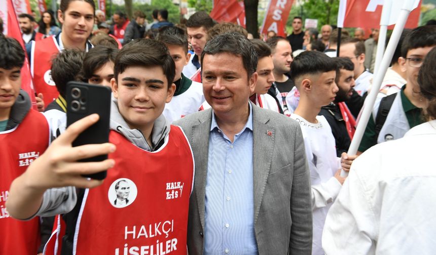 Bursa Osmangazi Belediye Başkanı Aydın 1 Mayıs'ı emekçilere birlikte kutladı