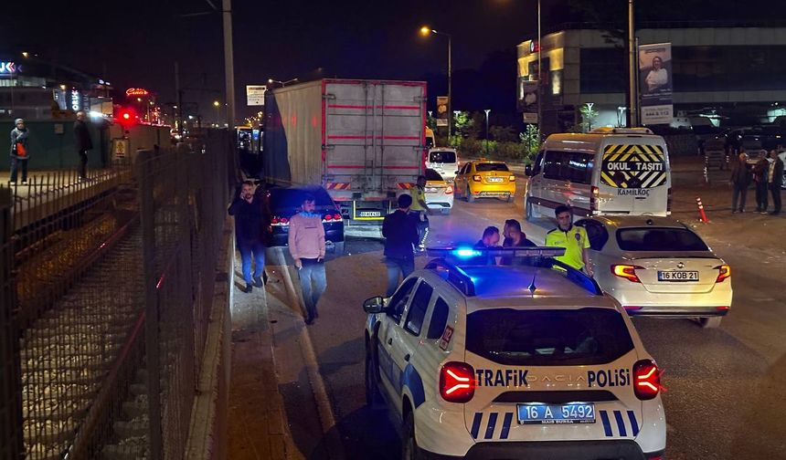 Bursa'da otomobil kamyonla metro istasyonu bariyeri arasında sıkıştı